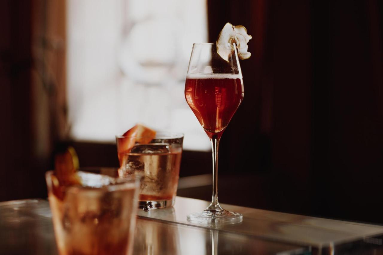 No 15 By Guesthouse, Bath Eksteriør billede A wine cocktail