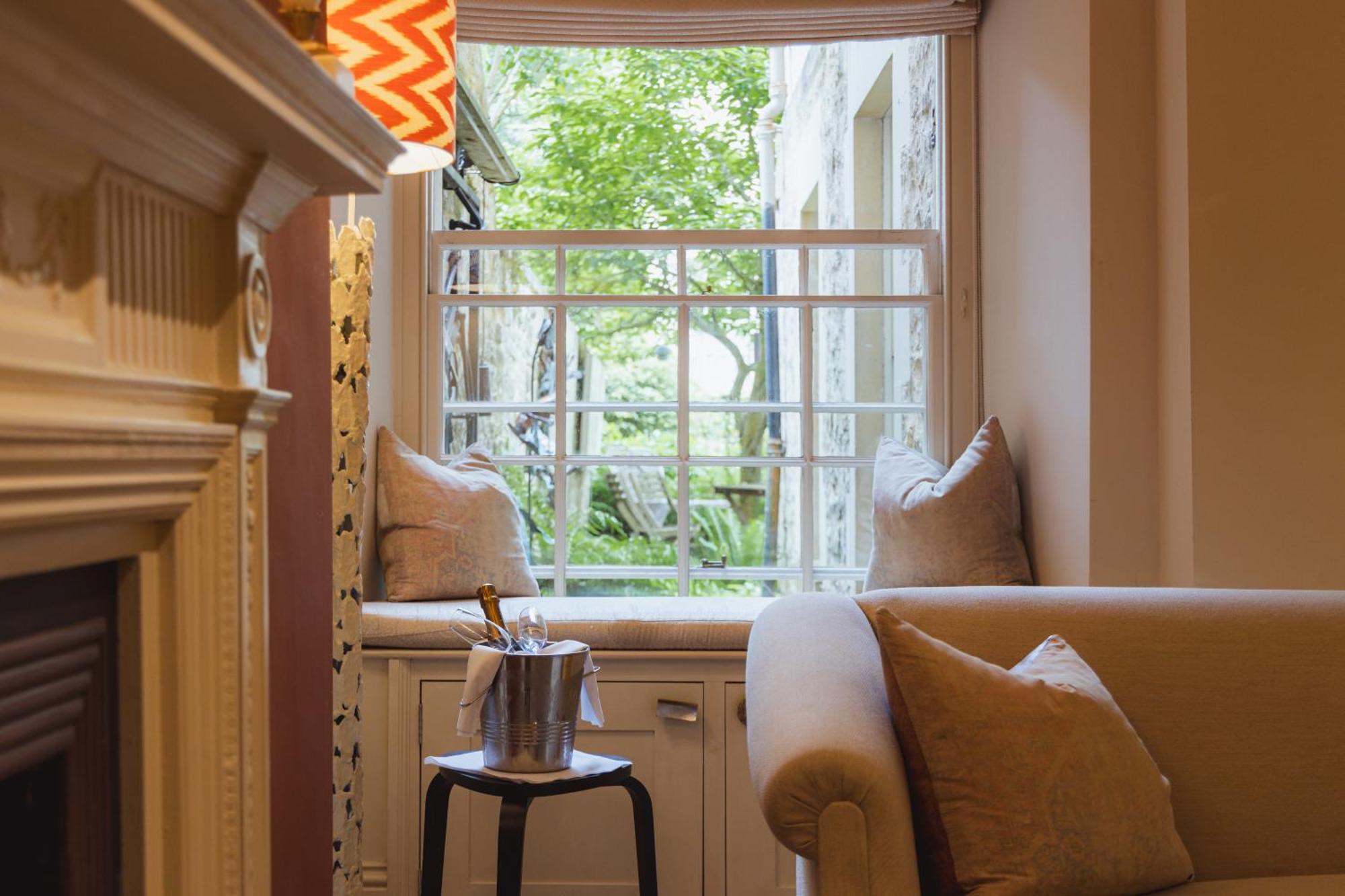 No 15 By Guesthouse, Bath Eksteriør billede The window at 170 Queen's Gate