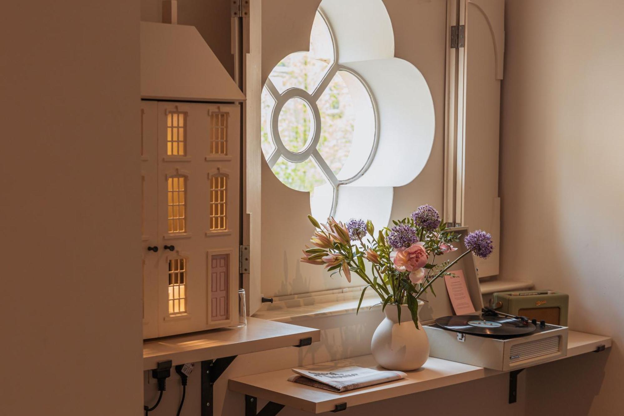 No 15 By Guesthouse, Bath Eksteriør billede The window of the library
